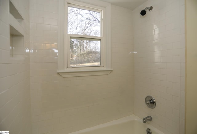 bathroom featuring tiled shower / bath