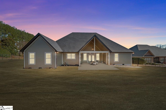 view of front of property featuring a patio area and a yard