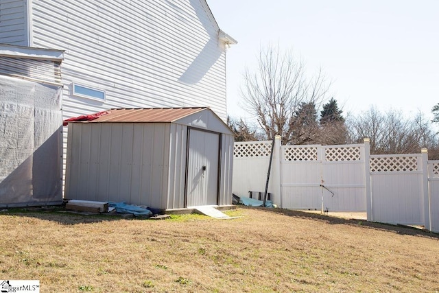 view of yard featuring a shed