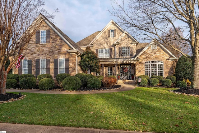 view of front property featuring a front lawn