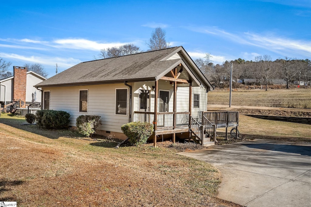 view of front of house featuring a front yard and a porch