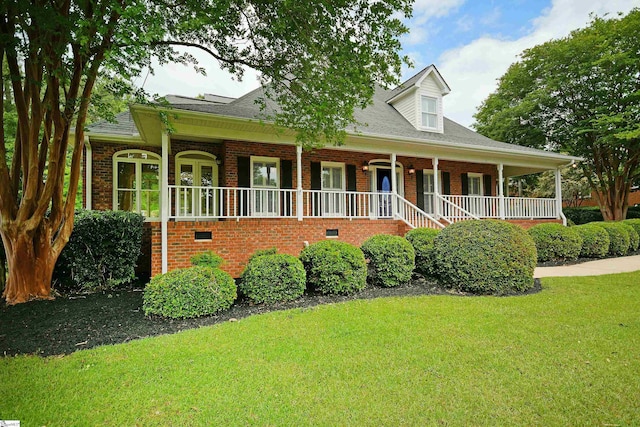 view of front facade featuring a front lawn and a porch