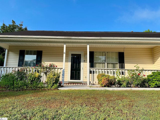 view of front of property featuring a front lawn