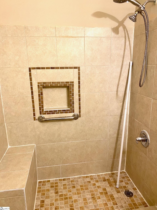 bathroom featuring a tile shower