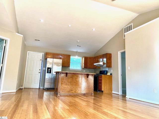 kitchen featuring light hardwood / wood-style floors, stainless steel fridge with ice dispenser, vaulted ceiling, a breakfast bar, and electric range