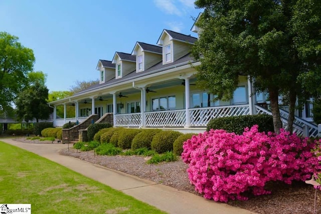 view of front of home featuring ceiling fan, a front yard, and a porch