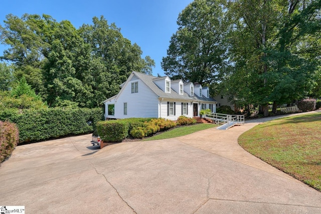 view of front of home with a front lawn