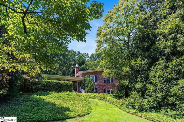 view of front of home featuring a front lawn