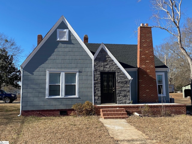 view of front of house with a front lawn