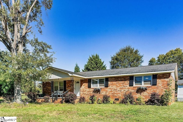 ranch-style home featuring a front lawn and covered porch