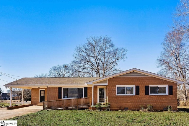 ranch-style home featuring a front lawn and a carport