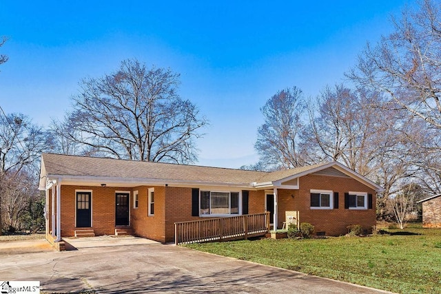 ranch-style home with a front lawn and covered porch