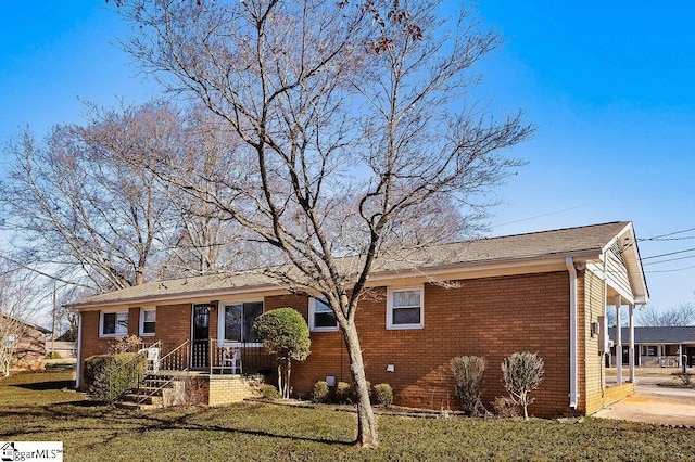 single story home featuring a front lawn