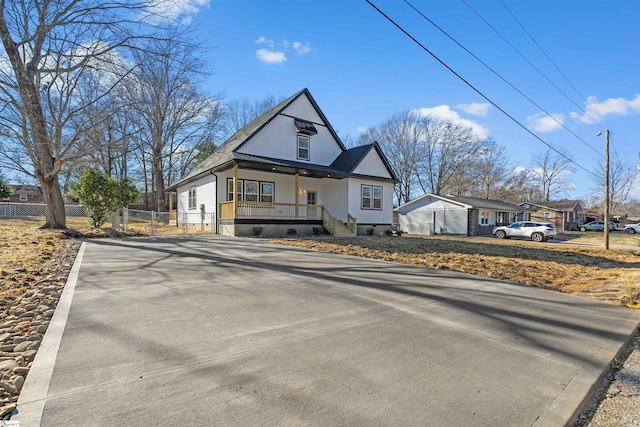 view of front of property featuring a porch