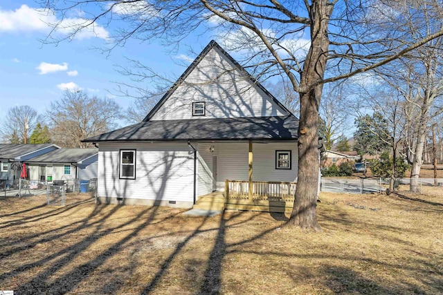 back of house featuring a yard