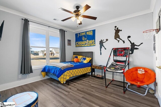 bedroom featuring ceiling fan, dark wood-type flooring, and crown molding