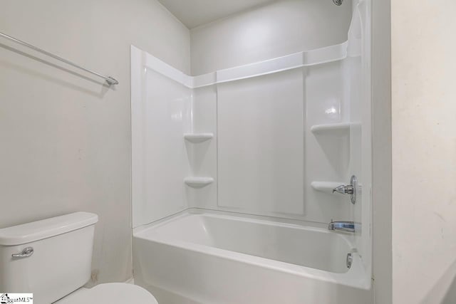 bathroom featuring toilet and washtub / shower combination