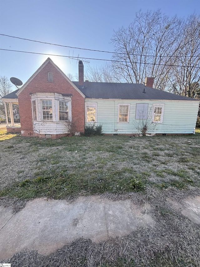 view of front of property with a front lawn