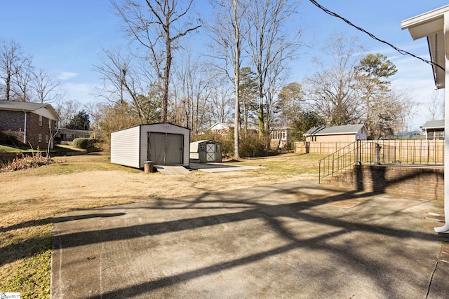 view of yard with a storage unit