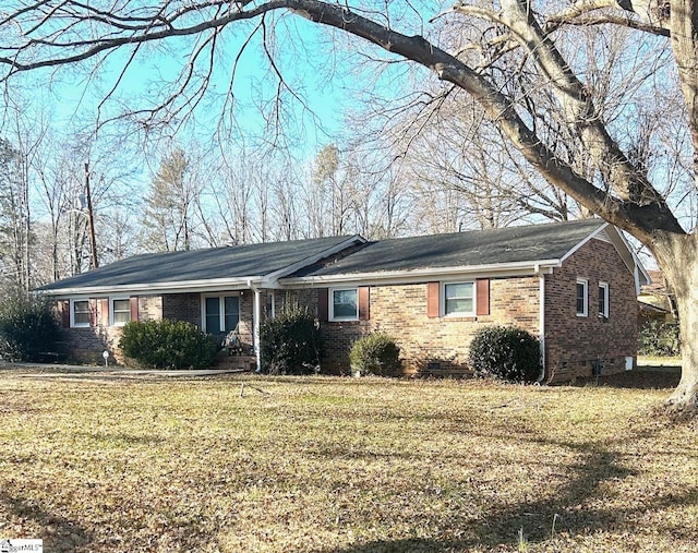 single story home featuring a front lawn