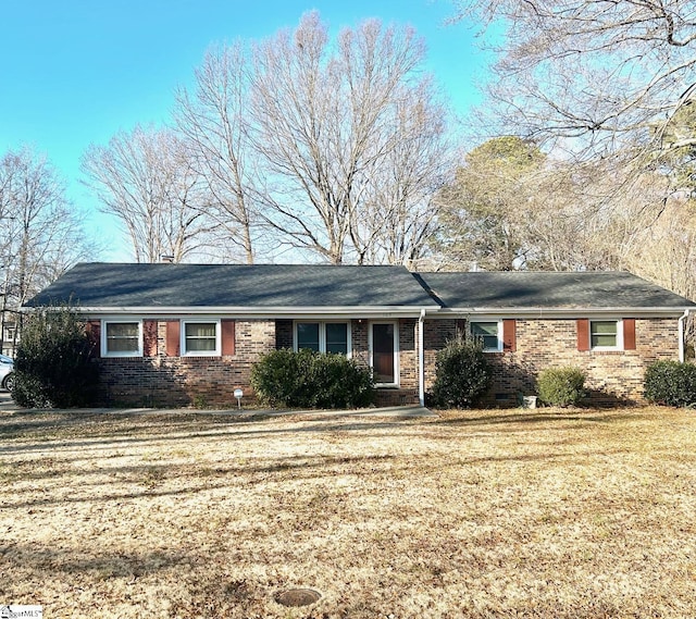 ranch-style house featuring a front lawn