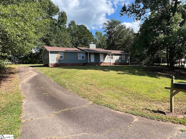 view of front of home featuring a front yard