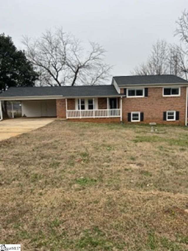 view of front of property featuring a front yard, a porch, and a carport