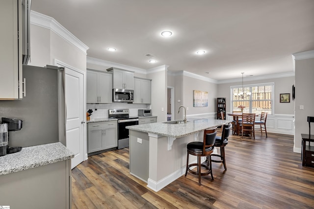 kitchen with sink, an island with sink, appliances with stainless steel finishes, and gray cabinets