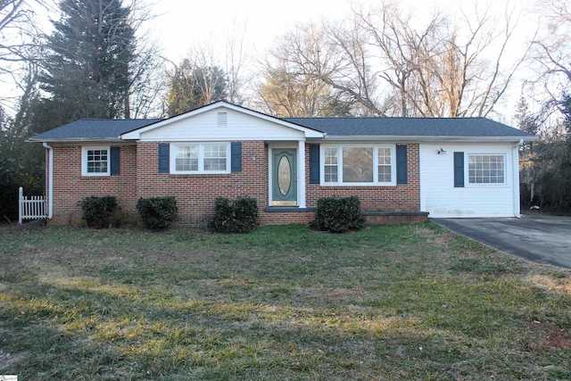 single story home featuring a front lawn