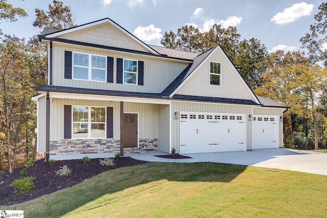 craftsman inspired home with a garage, a front lawn, and a porch