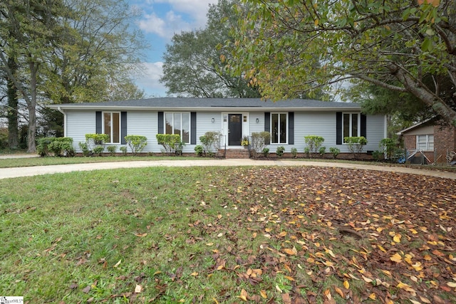 ranch-style house featuring a front yard