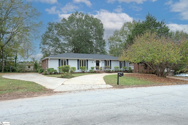 view of front of property featuring a front lawn