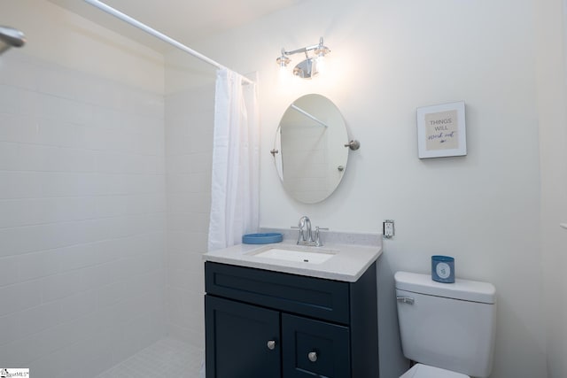 bathroom with curtained shower, toilet, and vanity