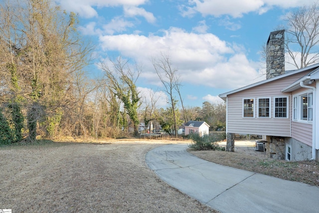 view of yard with a storage shed