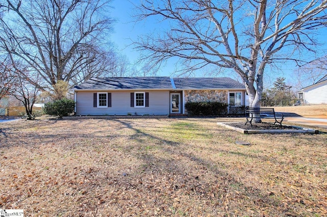 single story home with a front lawn