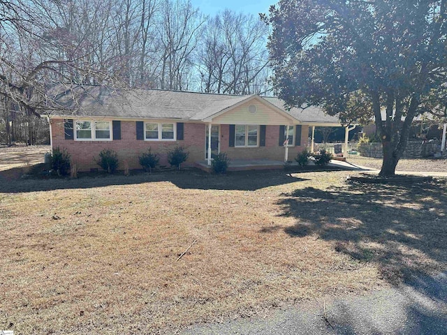 single story home featuring a front yard