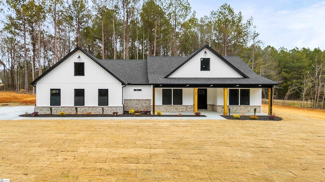 modern farmhouse style home featuring a front yard