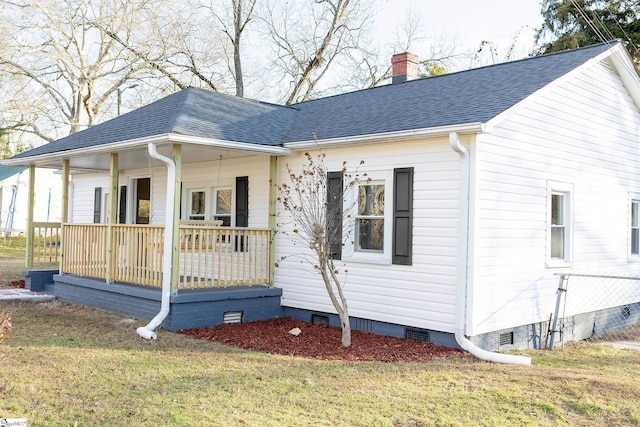 view of front facade featuring a front yard and a porch