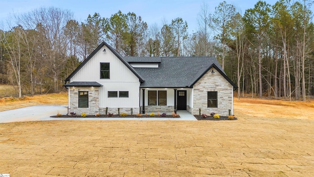 view of front of house featuring a front lawn