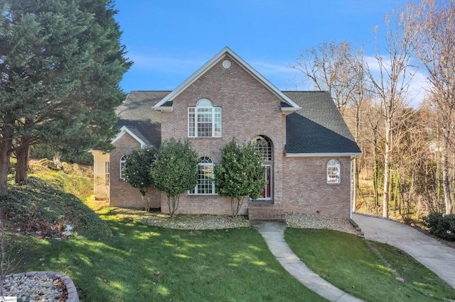 view of front of property featuring a front yard