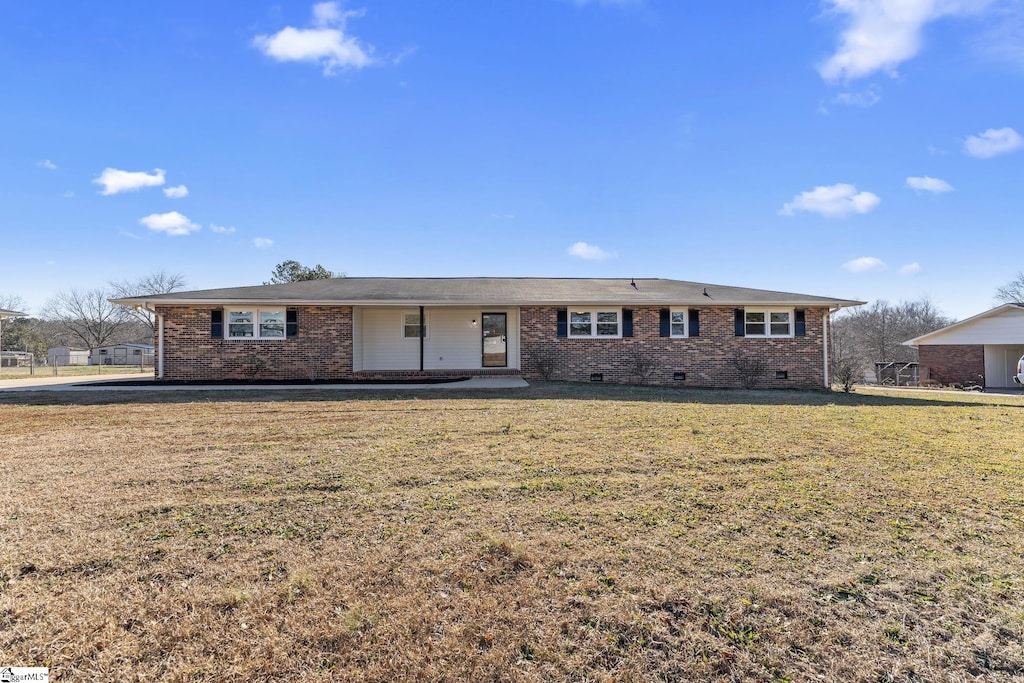 single story home with a front yard