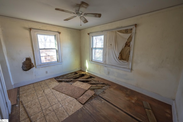 empty room featuring plenty of natural light and ceiling fan