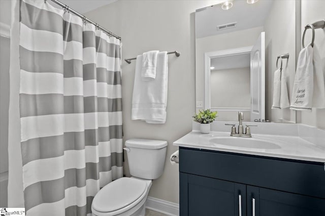 bathroom with a shower with curtain, vanity, and toilet