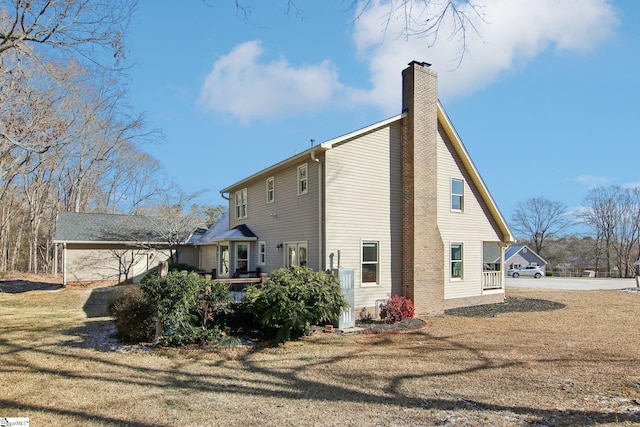 view of side of property featuring a lawn