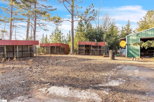 view of yard featuring an outdoor structure