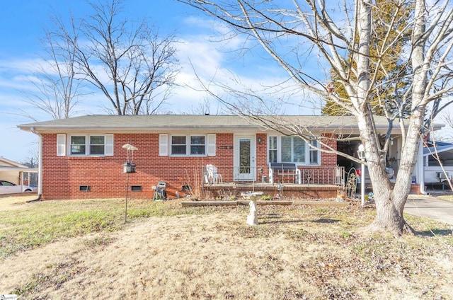 single story home featuring a front yard