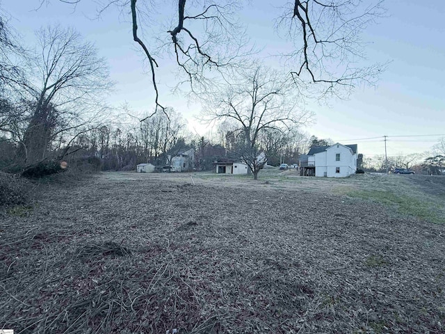 view of yard featuring a storage shed