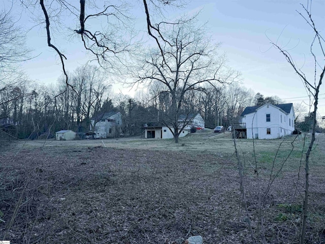 view of yard with a storage unit