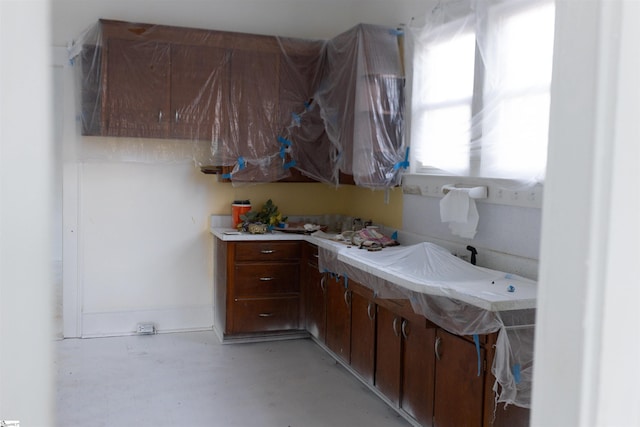 bathroom featuring concrete flooring