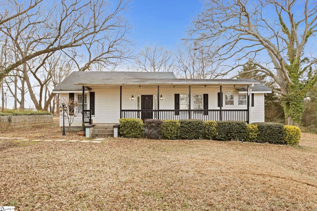 single story home featuring a porch